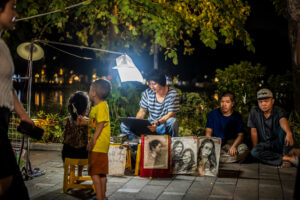 ベトナム　夜の絵描き