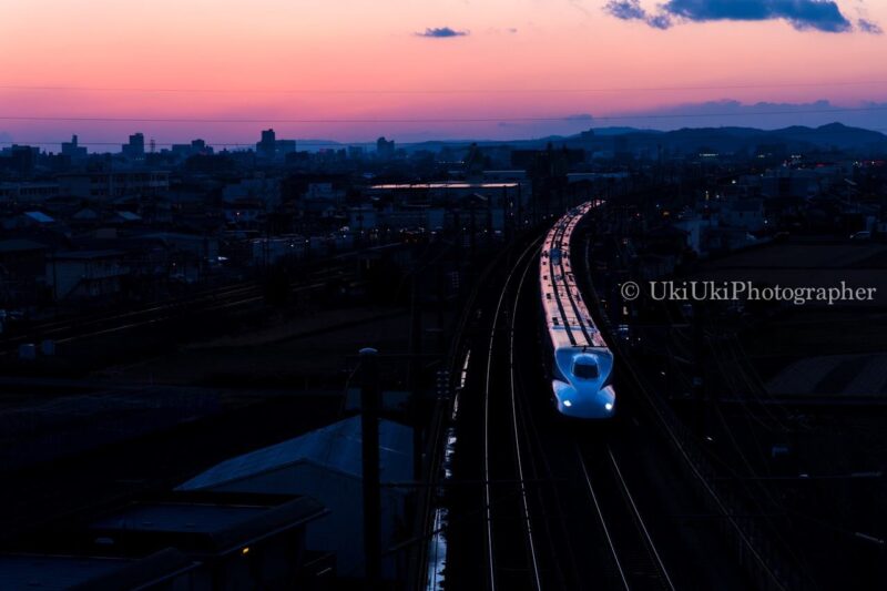夕焼けの岡山と新幹線